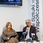 Dyrektor Centrum Kultury Białoruskiej Anatol Wap mówi do mikrofonu podczas konferencji prasowej, obok siedzi kobieta.