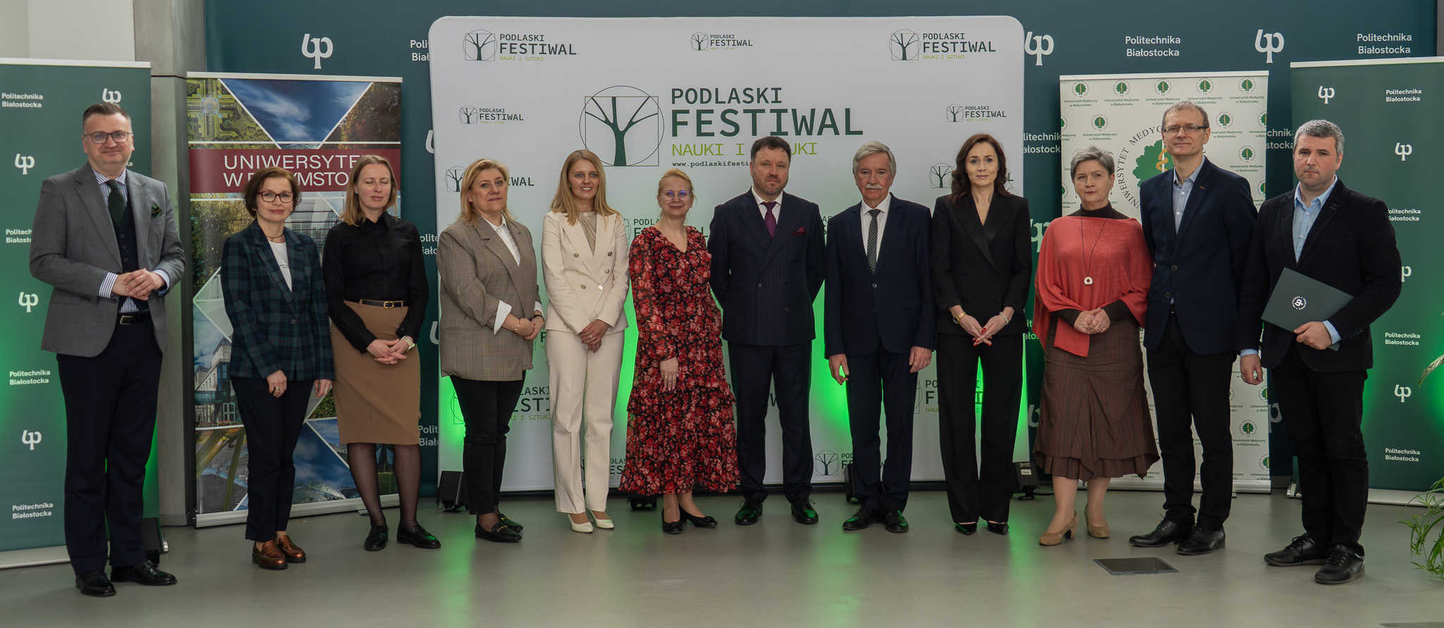 Uczestnicy konferencji pozują do wspólnego zdjęcia.
