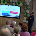 Strażnik miejski prowadzi quiz o plecaku ewakuacyjnym