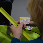 Seniorzy trzymają elementy odblaskowe