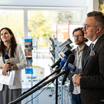 Zastępca prezydenta Rafał Rudnicki mówi do mikrofonu podczas konferencji prasowej.