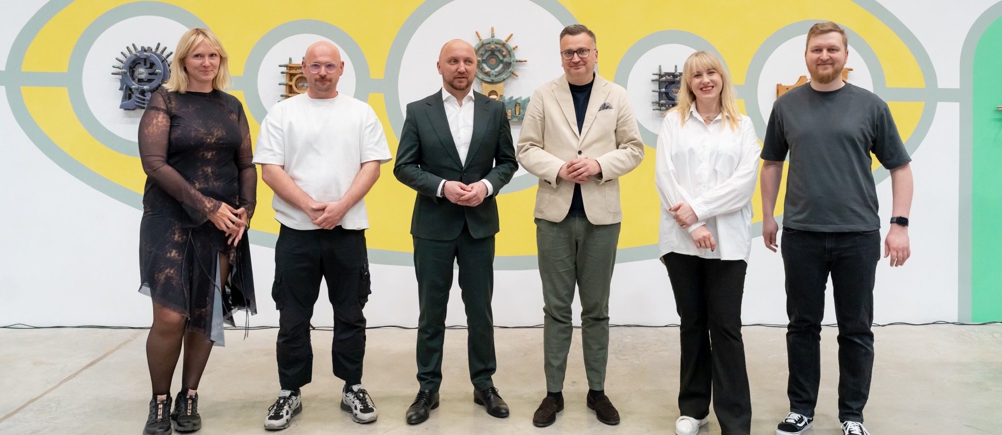 Sześcioro uczestników konferencji prasowej pozuje do wspólnego zdjęcia.