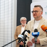 Zastępca prezydenta Rafał Rudnicki mówi do mikrofonu.