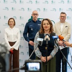 Katarzyna Szarejko mówi do mikrofonu podczas konferencji prasowej.