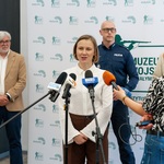 Dyrektor BOK Martyna Faustyna Zaniewska mówi do mikrofonu podczas konferencji prasowej.