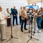 Dyrektor Muzeum Wojska Robert Sadowski mówi do mikrofonu.