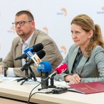 Zastępca dyrektora Departamentu Edukacji Dorota Toporkiewicz mówi do mikrofonów podczas konferencji prasowej.