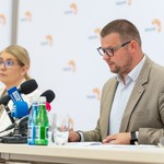 Zastępca prezydenta Tomasz Klim mówi do mikrofonów podczas konferencji prasowej.
