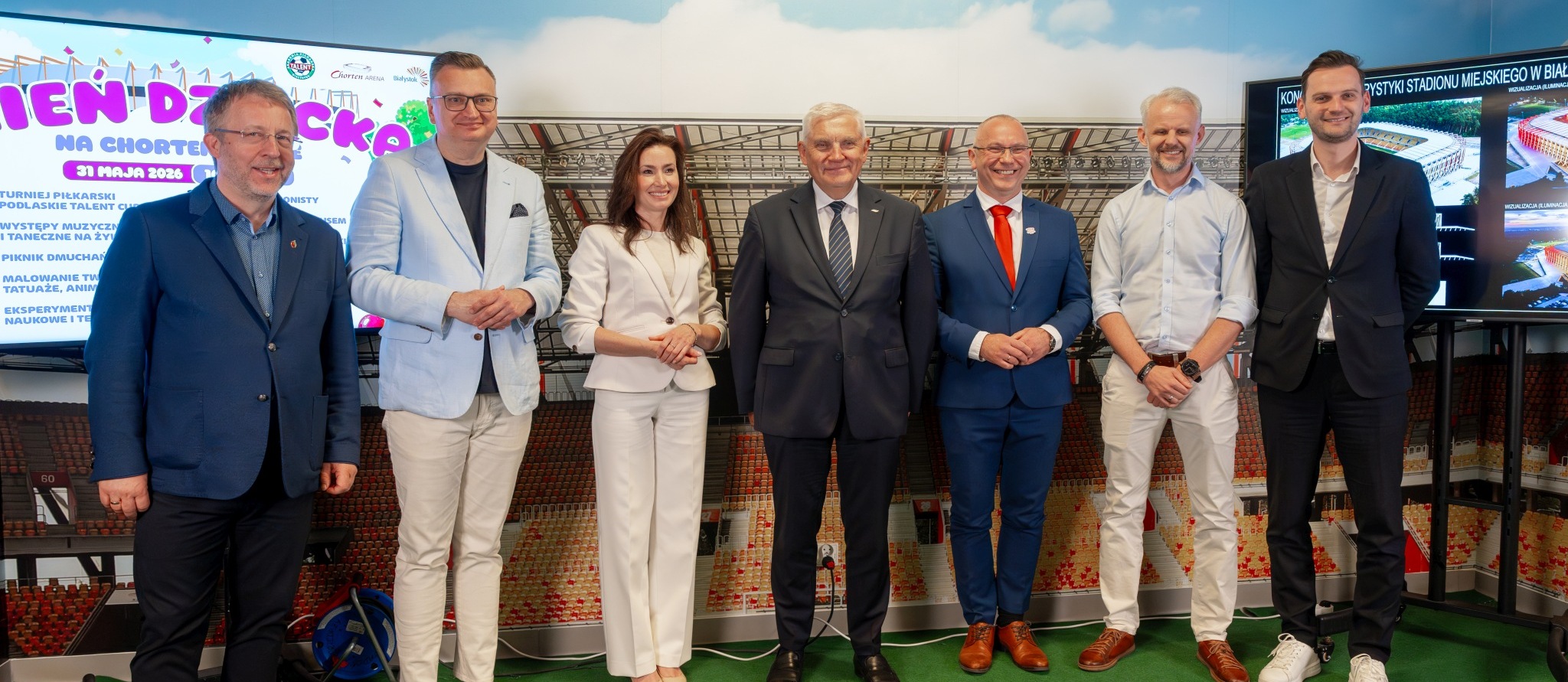 Uczestnicy konferencji prasowej pozują do wspólnego zdjęcia.
