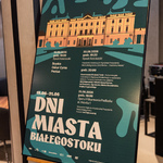Plakat „Dni Miasta” na stojaku.