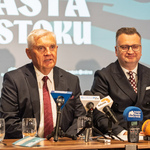 Prezydent Tadeusz Truskolaski mówi do mikrofonów, obok siedzi zastępca prezydenta Rafał Rudnicki.
