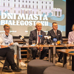 Uczestnicy konferencji siedzą przy stole.