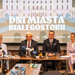 Uczestnicy konferencji siedzą przy stole, prezydent Tadeusz Truskolaski mówi do mikrofonów.