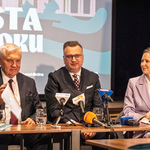 Zastępca prezydenta Rafał Rudnicki mówi do mikrofonów w trakcie konferencji prasowej.
