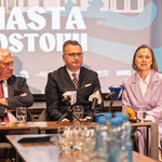 Dyrektor BOK Martyna Faustyna Zaniewska mówi do mikrofonów podczas konferencji prasowej.