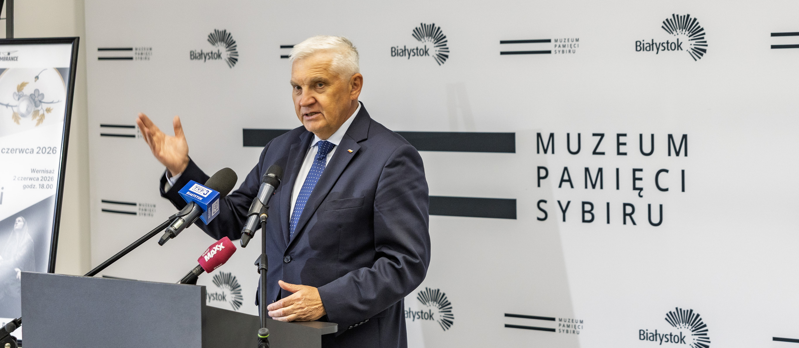 Prezydent Tadeusz Truskolaski mówi do mikrofonu przy mównicy.