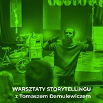 Grafika z tekstem „Warsztaty storytellingu z Tomaszem Damulewiczem”.
