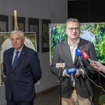 Zastępca prezydenta Rafał Rudnicki udziela wywiadu podczas konferencji prasowej.