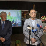 Dyrektor Domu Kultury „Śródmieście” Wojciech Bokłago udziela wywiadu podczas konferencji prasowej.