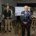 Prezydent Tadeusz Truskolaski mówi do mikrofonów podczas konferencji prasowej.