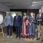 Uczestnicy konferencji prasowej pozują do wspólnego zdjęcia.