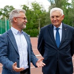 Prezydent Tadeusz Truskolaski rozmawia z prezesem fundacji Białystok Biega.