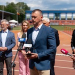 Mężczyzna mówi do mikrofonu podczas konferencji prasowej.