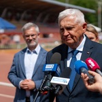 Prezydent Tadeusz Truskolaski mówi do mikrofonu.