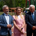 Prezydent Tadeusz Truskolaski oraz dwie osoby stoją podczas konferencji prasowej.