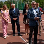 Grzegorz Kuczyński prezes Fundacji Białystok Biega udziela wywiadu podczas konferencji prasowej.