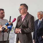 Zastępca prezydenta Rafał Rudnicki mówi do mikrofonów podczas konferencji prasowej.