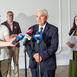 Prezydent Tadeusz Truskolaski mówi do mikrofonów.