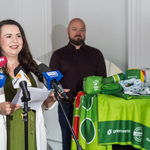 Prezes Fundacji Szamto Joanna Kozłowska mówi do mikrofonu.