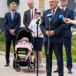 Prezydent Tadeusz Truskolaski mówi do mikrofonów, w tle stoją inni uczestnicy konferencji.