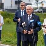 Prezydent Tadeusz Truskolaski mówi do mikrofonów podczas konferencji prasowej.