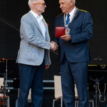 Władysław Bojarczyk odbiera nagrodę z rąk prezydenta Tadeusza Truskolaskiego.