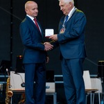 Jerzy Cywoniuk odbiera nagrodę z rąk prezydenta Tadeusza Truskolaskiego.
