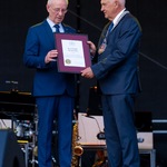 Kazimierz Dudziński trzyma w rękach nagrodę, obok stoi prezydent Tadeusz Truskolaski.