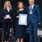 Dwie kobiety z Fundacji Rodziny Czarnieckich trzymają nagrodę, obok stoi prezydent Tadeusz Truskolaski.