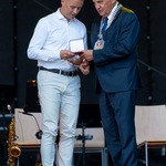 Rafał Grzyb odbiera nagrodę z rąk prezydenta Tadeusza Truskolaskiego.