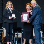 Dwie kobiety z Fundacji Rodziny Czarnieckich obierają nagrodę z rąk prezydenta Tadeusza Truskolaskiego.
