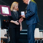 Krystyna Konecka otrzymuje gratulacje od prezydenta Tadeusza Truskolaskiego.