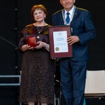 Stanisława Kozłowska trzyma nagrodę, obok stoi prezydent Tadeusz Truskolaski.