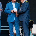 Bohdan Paszkowski odbiera nagrodę z rąk prezydenta Tadeusza Truskolaskiego.