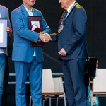 Bohdan Paszkowsi otrzymuje gratulacje od prezydenta Tadeusza Truskolaskiego.