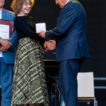 Anna Romantowska odbiera nagrodę z rąk prezydenta Tadeusza Truskolaskiego.