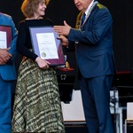Anna Romantowska otrzymuje gratulacje od rezydenta Tadeusza Truskolaskiego.