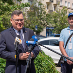 Zastępca prezydenta Marek Masalski, obok stoi mężczyzna.