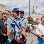 Mężczyzna udziela wywiadu podczas konferencji prasowej.