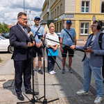 Zastępca prezydenta Marek Masalski udziela wywiadu podczas konferencji prasowej, obok stoją inni uczestnicy.